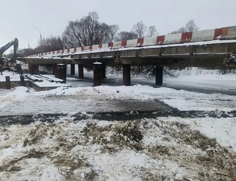 На мосту через реку Лесной Воронеж работы идут по графику